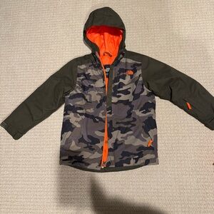 NORTH FACE Camouflage Hooded Kids Jacket with Orange Lining. Size Small